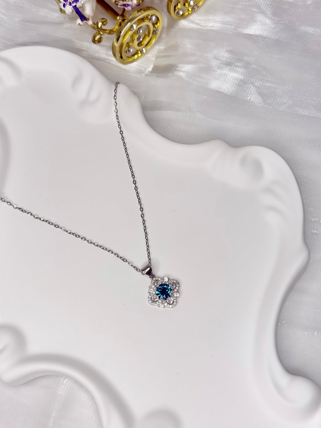 Blue Quatrefoil Shiny Necklace