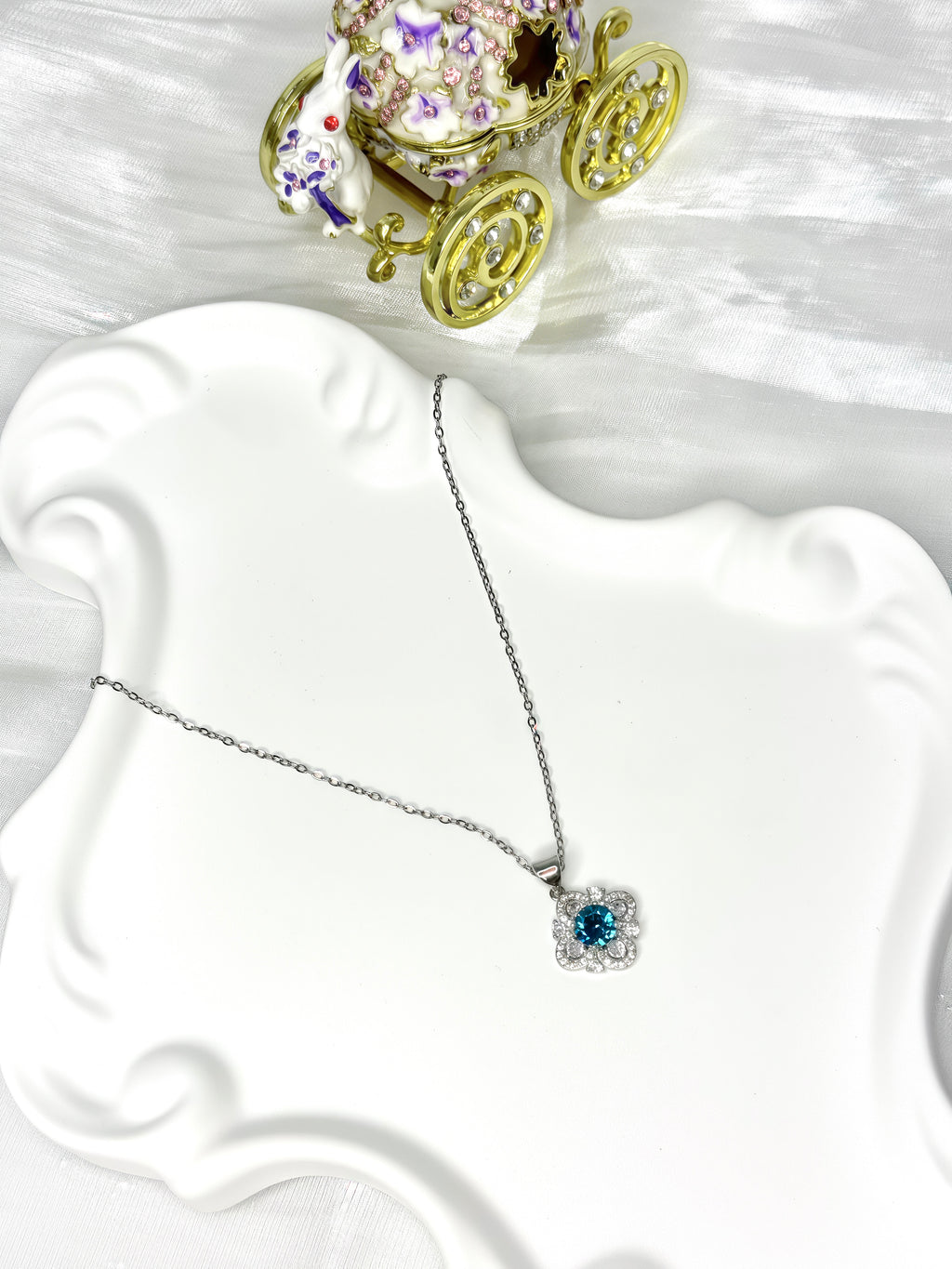 Blue Quatrefoil Shiny Necklace