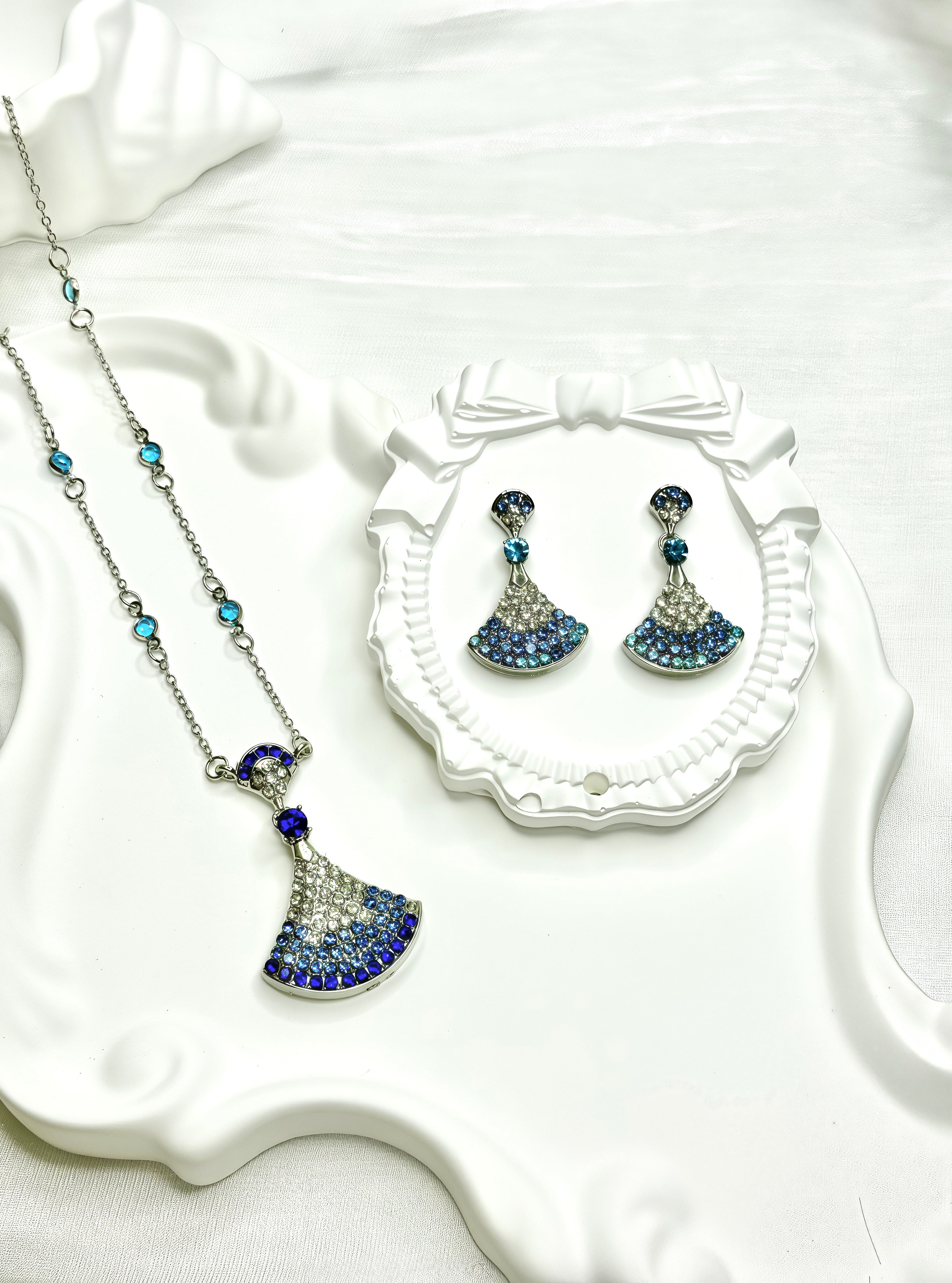 Gradient Blue Fan-Shaped Jewel Set
